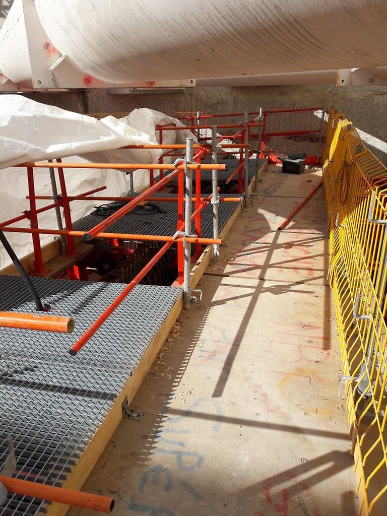 Plateaux supérieurs en tête de coffrage avec passage sous butons