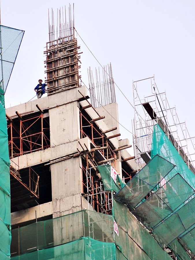 The project required a quick and safe scaffold-climbing system, in order to provide a constructuion ability within a crowned residential area