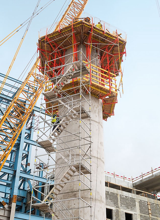 The circular‑shaped piers steadily extend upwards by means of the CB 240 climbing formwork and VARIO GT 24 formwork elements to a height of around 26 m. The units, consisting of formwork and scaffolding, can be quickly moved by crane to the next concreting cycle. The PERI UP Alu 64 stairs provide safe and secure access to the working areas.