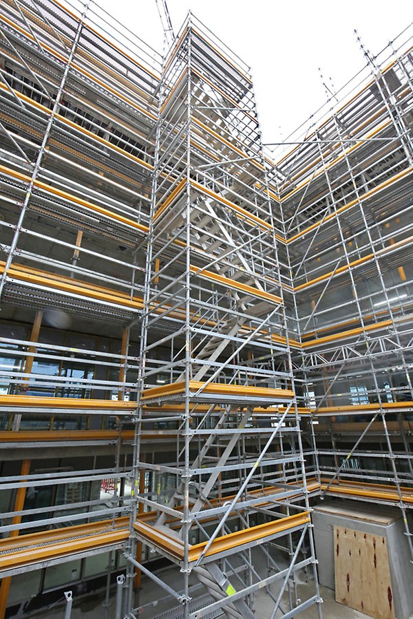 Torre Scala PERI UP Flex 75 Flexible assembly through the 25 cm grid dimension, all bays can be completely closed even in the smallest of spaces.