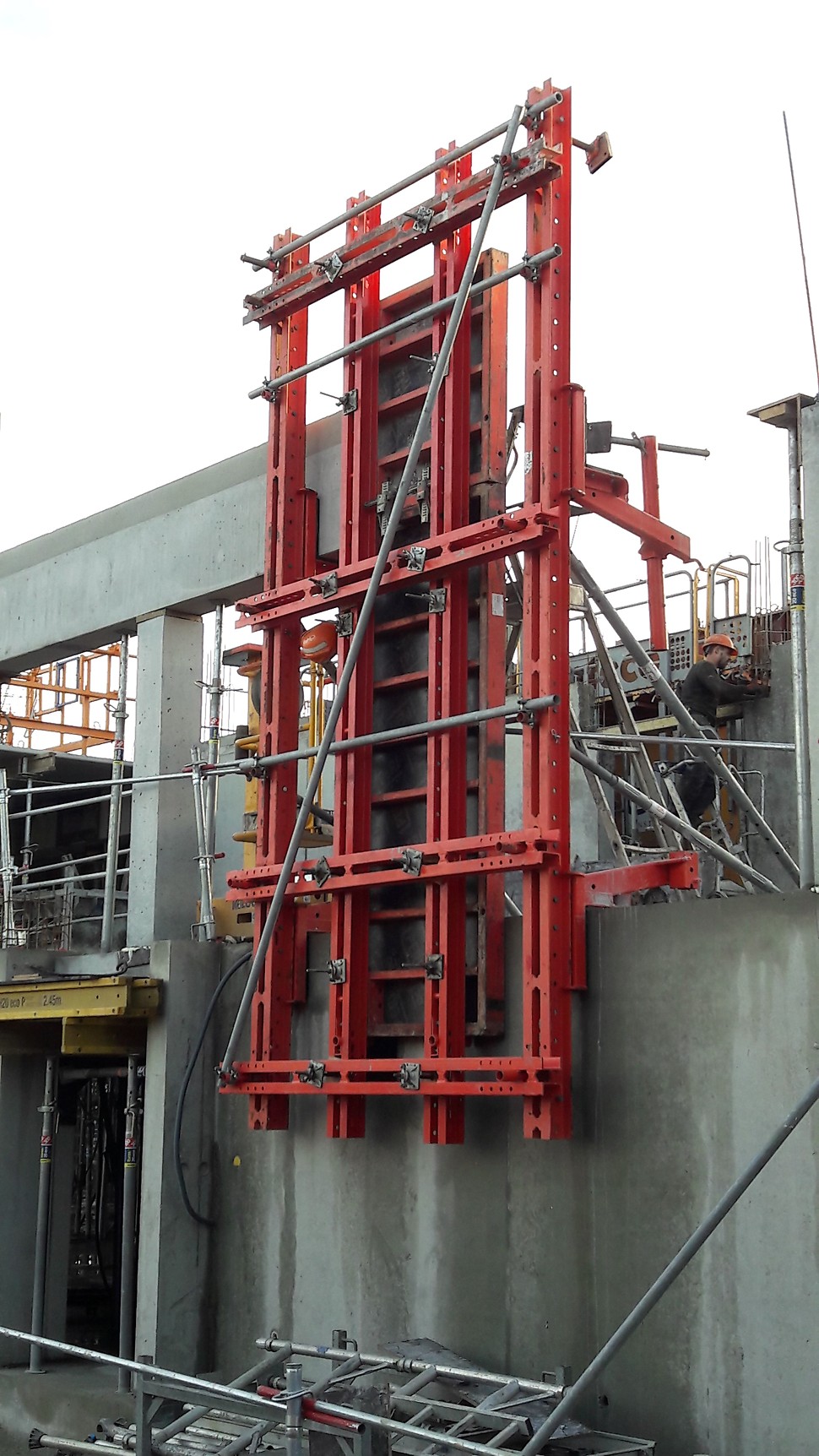 Montage rapide Les composants du système sont livrés en éléments prémontés, permettant une mise en œuvre rapide sur le chantier. Cette approche accélère significativement le processus d'installation, optimisant ainsi l'efficacité globale du projet. Gagnez du temps et maximisez la productivité avec une solution conçue pour une installation rapide et efficace.