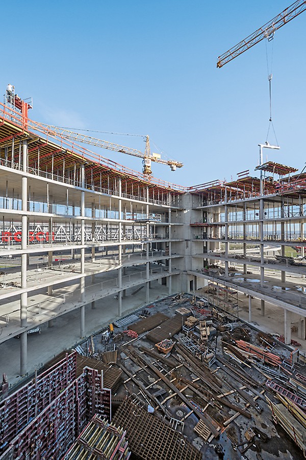 VARIODECK台模系统特别适合楼板边缘区域的施工，是安全、可快速的模板系统。