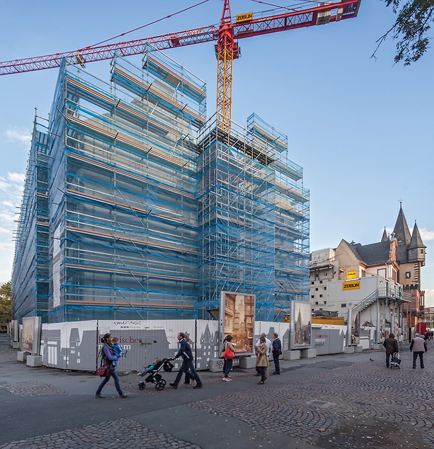 Das PERI UP Arbeitsgerüst schaffte Zugangsmöglichkeiten für jeden Bauzustand und diente gleichzeitig als Traggerüst für die auskragende Decken.