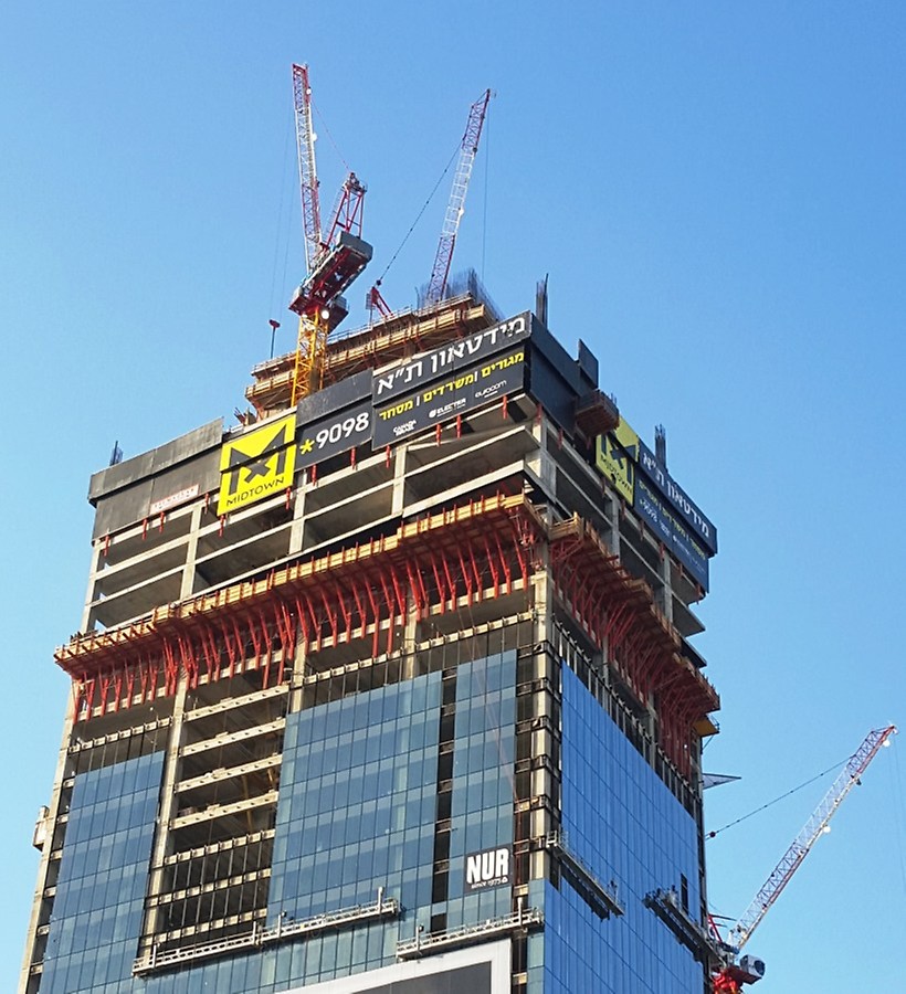 מגדל משרדים בן 50 קומות, שטח קומה 1600 מ&quot;ר. תקרה מסתובבת בקומה ה-32 בוצעה עם פלטפורמות ומסבכים