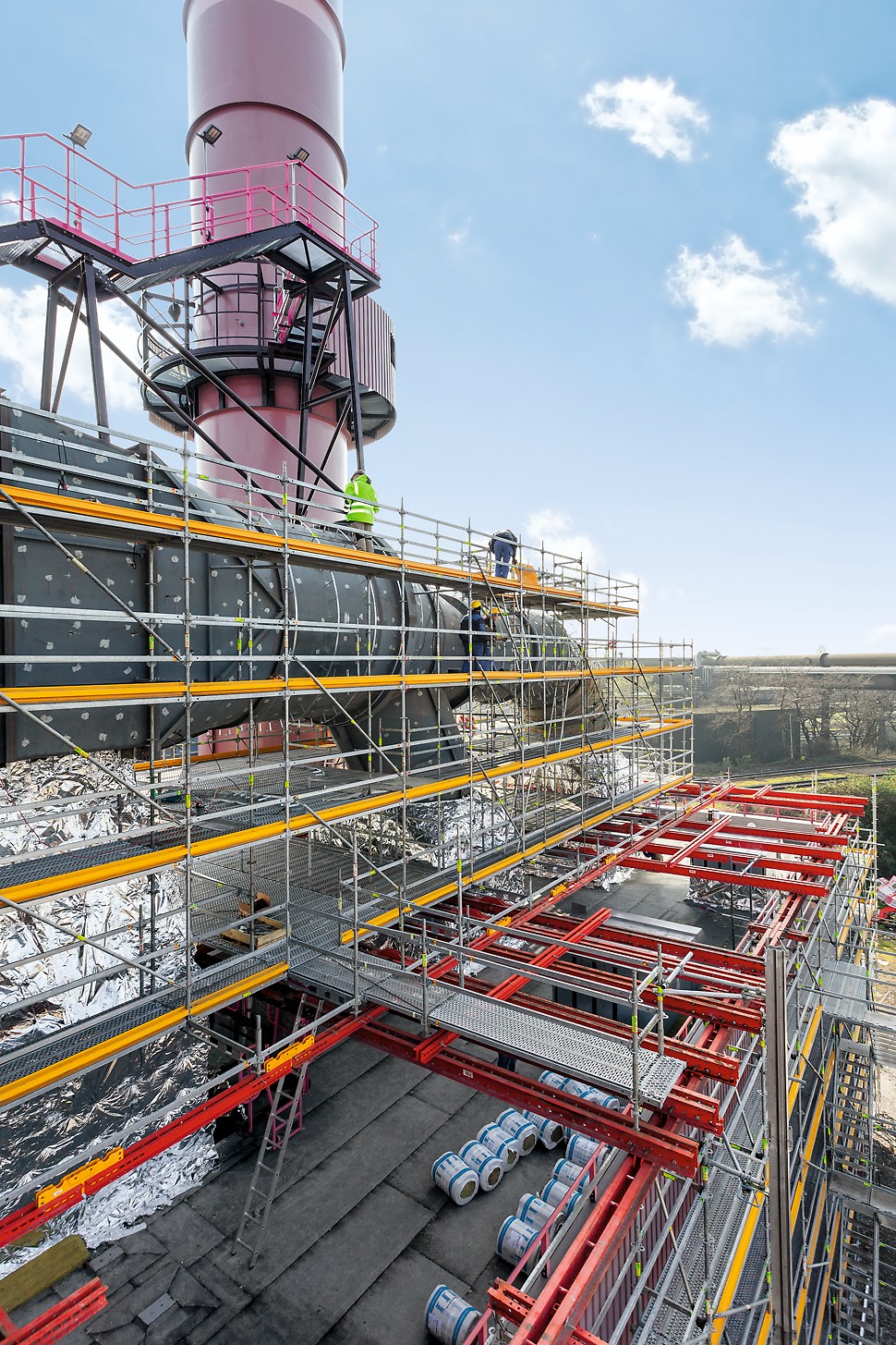 Der Superbaukasten bietet für den Industriegerüstbau vielfältigste Lösungsmöglichkeiten, von der Abtragung hoher Lasten bis hin zu Überbrückungen.