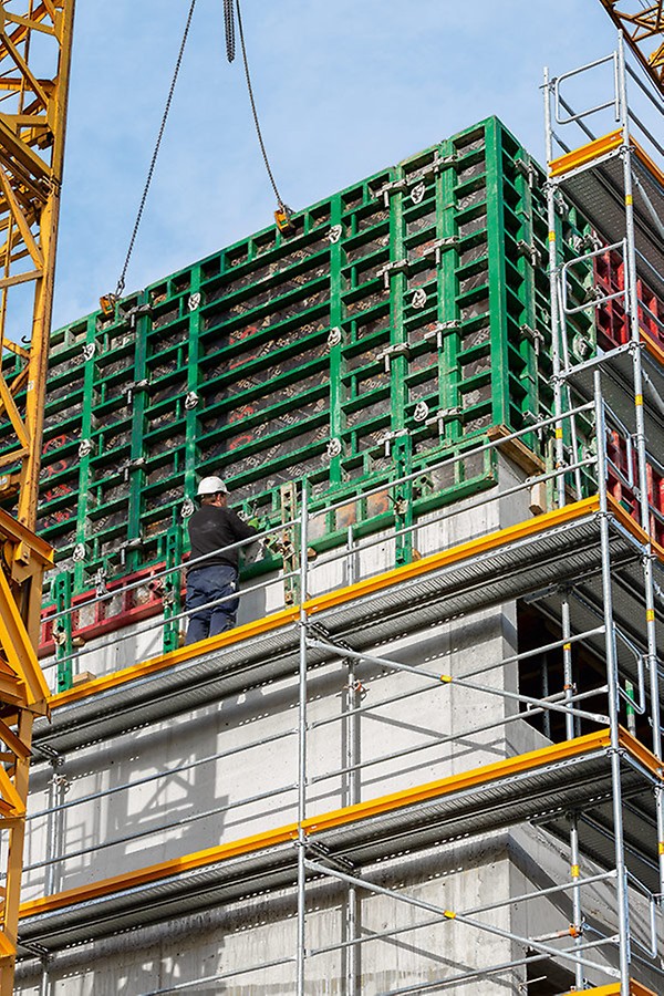 PERI UP Easy diente unter anderem als sicheres Arbeitsgerüst für die Rohbauarbeiten mit der MAXIMO Rahmenschalung, die auf der Ulmer Baustelle in Schmid-eigener Kundenfarbe eingesetzt wurde.