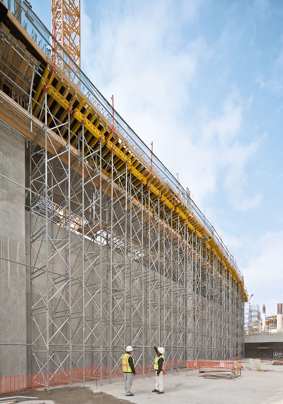 Midfield Terminal Building, Abu Dhabi - PD 8 is the proven shoring system for slab tables and accommodates high loads. With only two different frame heights, almost any required height can be realized.