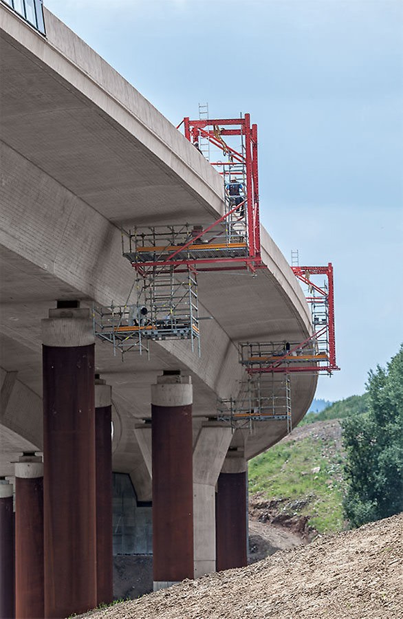 Mithilfe der beiden fahrbaren Hängegerüste konnten innerhalb von nur 9 Wochen erst die Süd- und dann die Nordseite des Brückenüberbaus, insgesamt also 1.300 m Kragarmlänge sowie die Auflagerbereiche bearbeitet werden.