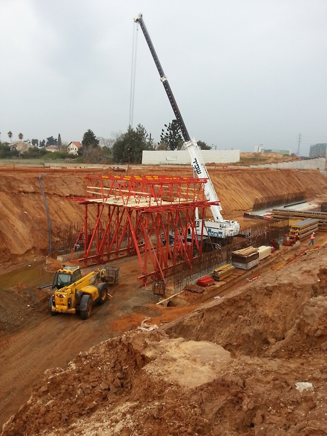 שינוע התבנית הפנימית למחזור היציקה הבא נעשה ע&quot;י כננת כאשר התבנית מתגלגלת על גבי מסילות