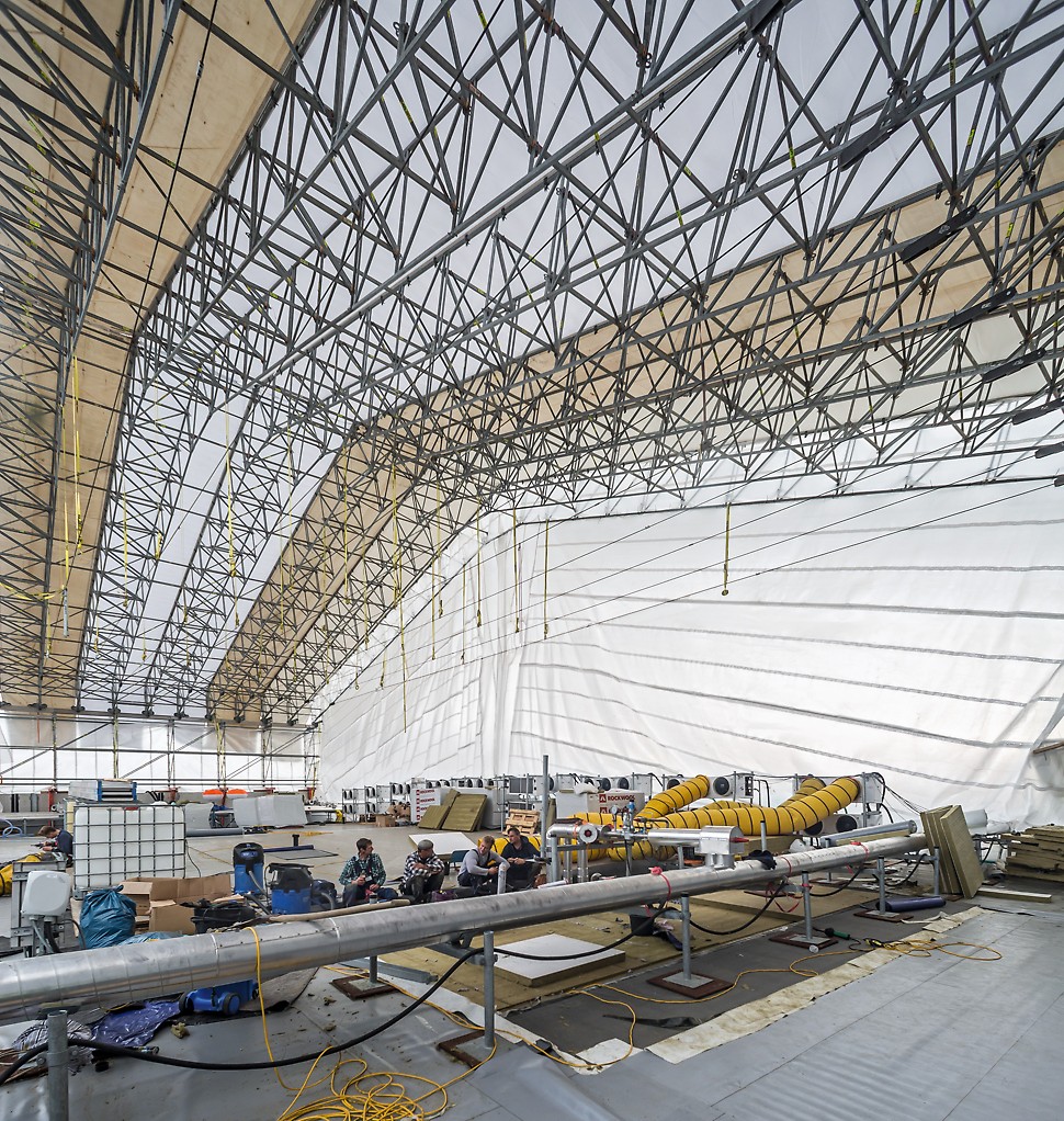 PERI UP Wetterschutzdach für große Spannweiten Die Kederplanen lassen sich mit einer leicht laufenden Vorrichtung von einer Rolle über die gesamte Breite gleichmäßig einziehen.<br/>