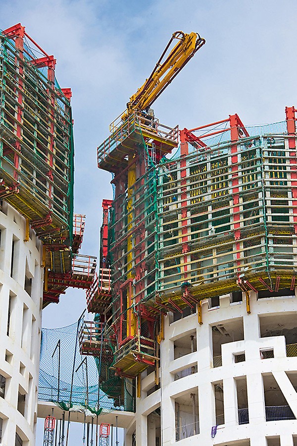 Com a ajuda da tecnologia de auto escalada da ACS, as duas torres circulares aumentaram constantemente em ciclos regulares de 10 dias.