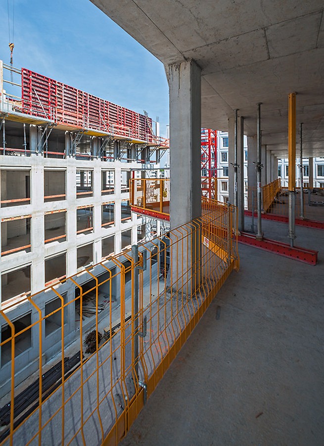 View from one of the floors of the shell structure of the MK 4 “Friends“ (“Stadtquartier am Hirschgarten”, Munich) with the RCS MP landing platform by PERI.
