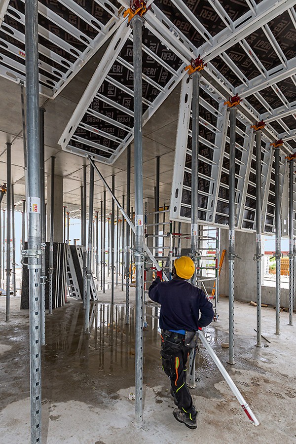 Die leichten und großflächigen SKYMAX Paneele sorgen für kraftsparendes und ergonomisches Arbeiten, denn ihr maximales Gewicht beträgt nur 32 kg.