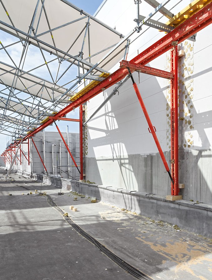 A combinação com o kit de construção VARIOKIT Engineering acelerou a execução economicamente: componentes do sistema foram o suporte no lado norte, assim as cargas da construção do telhado de proteção nasceram de forma confiável em seções de carga dentro da parede de concreto com cerca de 7,50 m entre eixos.