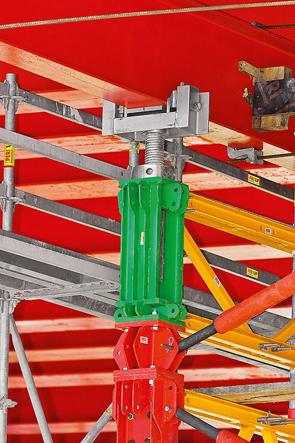 Motorway bridge over the Rio Sordo, Vila Real, Portugal, The VST 100 head spindle allowed hydraulic lowering and lifting of up to 300 mm while under full load.