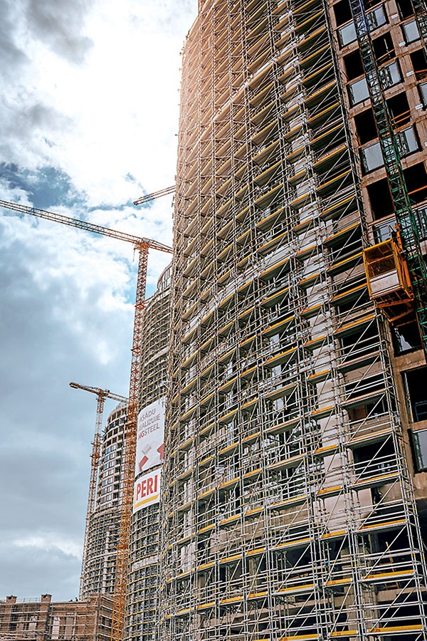 PERI UP Easy façade scaffolding was used in addition to PERI UP Flex falsework. <br/>(Photo: Penta Real Estate) <br/>