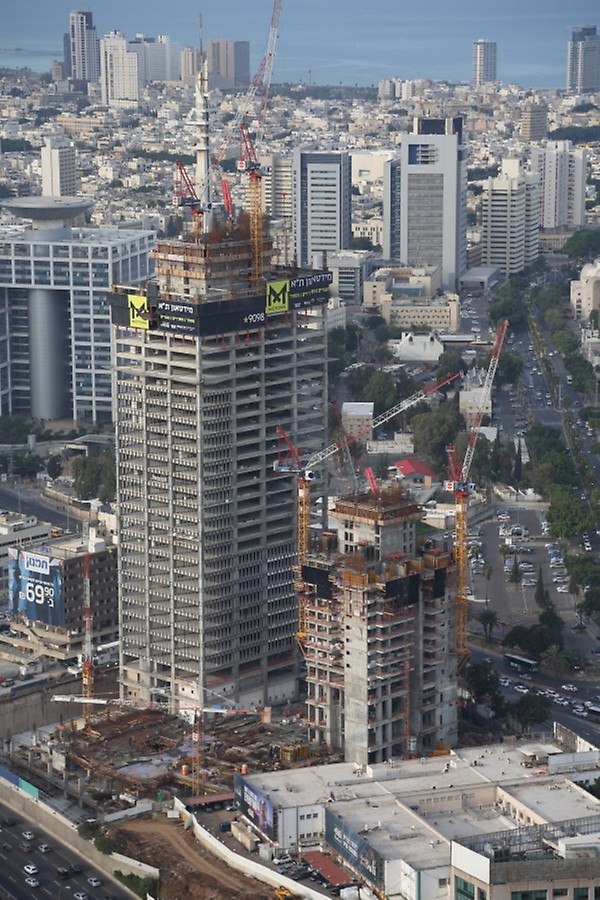 מגדל משרדים בן 50 קומות ומגדל מגורים בן 50 קומות, הכוללים 6 מפלסי חניה