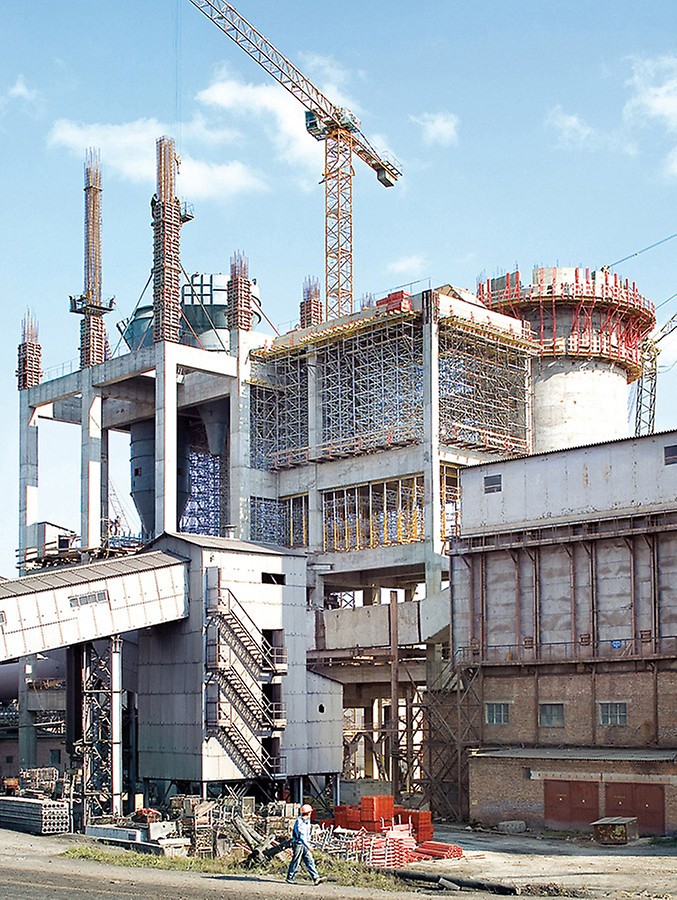 For extending the cement plant, engineers from PERI Ukraine designed a comprehensive and sophisticated formwork and scaffolding solution.