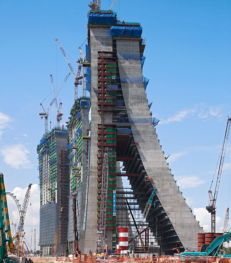 A solução de formas e andaimes da PERI levou em consideração as três geometrias de edifícios curvadas de forma diferente com o deslocamento e a mudança contínua dos pisos.
