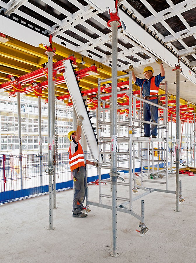 使用SKYDECK模块式楼板模板结合下落式柱头，缩短了立模时间，减少了材料的备货量。派利工程师为楼板边缘提供VARIODECK台模与SKYDECK组合的施工方案。