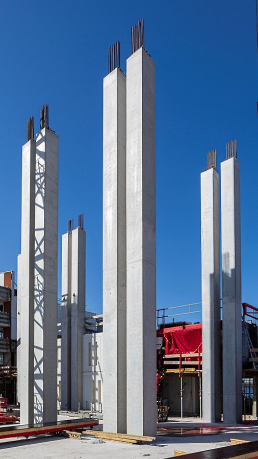 Hoge, gladde en strakke betonkolommen als eindresultaat. Dankzij de MAXIMO paneelbekisting voorzien van betonplex.