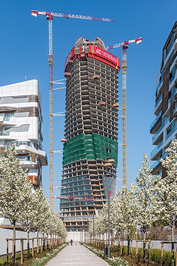 A total of 44 storeys wind their way elegantly upwards on the so-called Generali Tower in Milan (Italy). The clever climbing formwork solution for the project by Zaha Hadid is yet another trend-setting development from PERI.