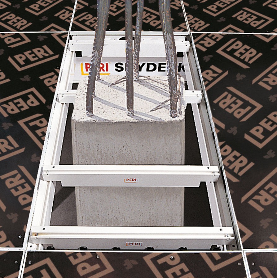 SKYDECK 模块式楼板模板 立模时,使用SKYDECK专用边梁(长度为75厘米或150厘米)能够轻易避开柱结构,再使用21mm厚的板材闭合楼板。