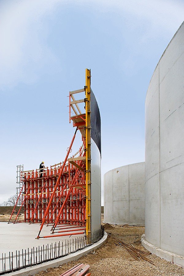 PERI RUNDFLEX Plus: Maßgenau und sicher auch bei großen Höhen.