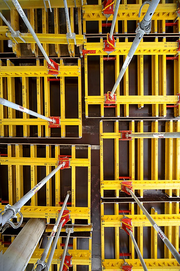 При сборке трапециевидных столов откидные головки позволяют соединять балки под углом.