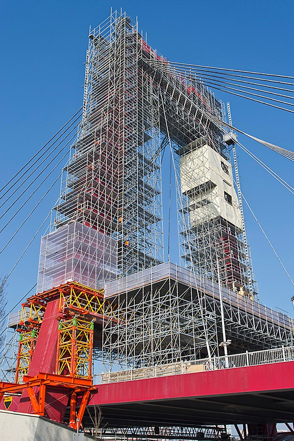 Gebouwd op een speciale stalen constructie, gecombineerd met VST ondersteuningstoren, wordt de PERI UP naar het hoogste punt opgebouwd.