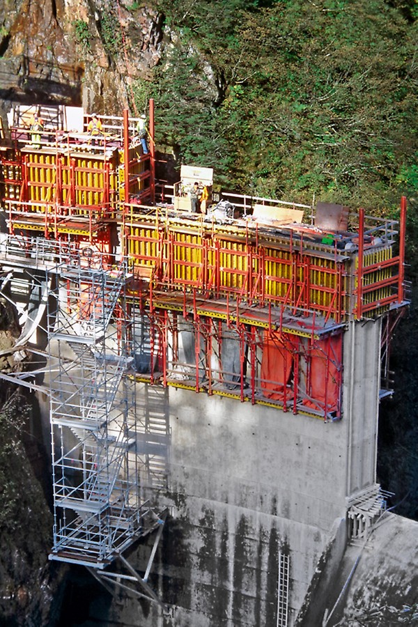 I moduli VARIO per i bordi verticali venivano sollevati su passerelle di ripresa CB. Per il tratto del troppopieno, caratterizzato da una sporgenza voluminosa, il sistema di ripresa SCS è stato abbinato a contrafforti SB e torri di sostegno MULTIPROP