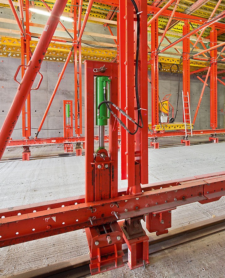 The formwork carriage can be raised and lowered by means of the integrated hydraulic system – this results in fast and convenient shuttering and striking. After a short induction phase, the construction team requires only one day to set up the carriage for concreting operations.