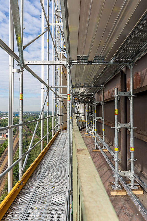 PERI UP Easy wurde außenseitig mit vorlaufendem Geländer montiert, das innenseitige Umrüsten der Umläufe erfolgte mit PERI UP Flex Bauteilen.