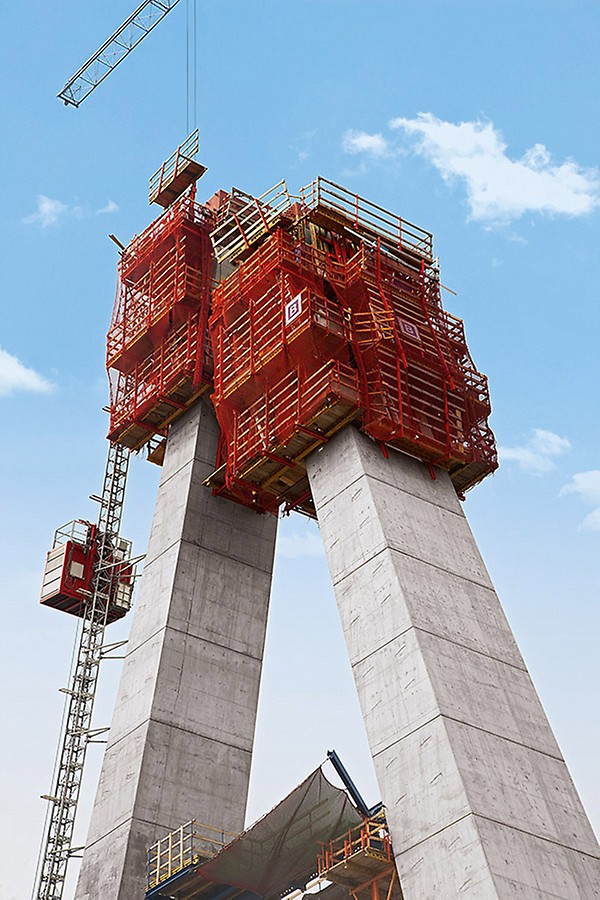Lekki Ikoyi Bridge, Lagos, Nigeria - PERI engineers combined the ACS and RCS climbing systems to create a project-specific optimally adapted formwork solution.