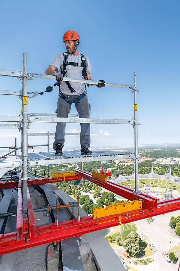 Perfect combination: For setting up the suspended scaffold at the lower platform of the tower, PERI UP Flex is set at a cantilevered VARIOKIT girder structure.