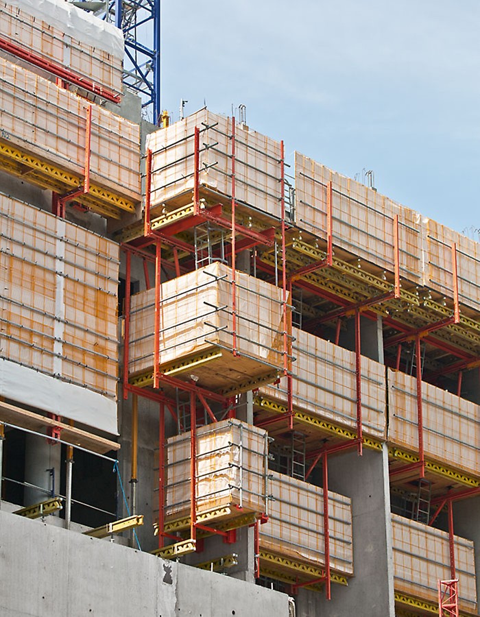 The PERI solution also includes a landing platform that provides fast and safe transport of materials up to the next storeys.
