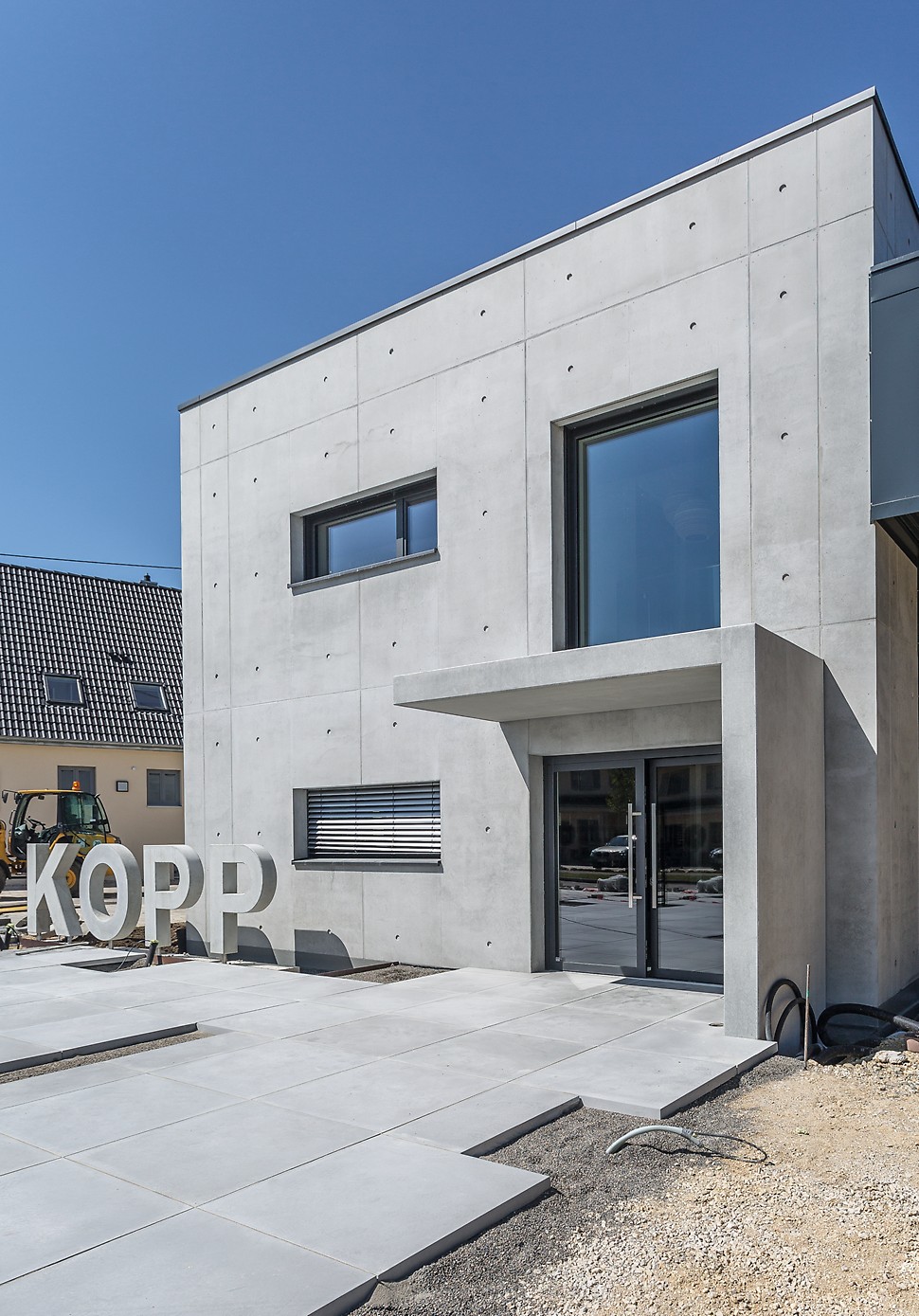 Entscheidend für das harmonische Betonbild bei Sichtbetonprojekten sind die mittig zentrierten Ankerstellen, denn so ergeben die Abstände zwischen Fugen und Ankern ein geordnetes Raster.