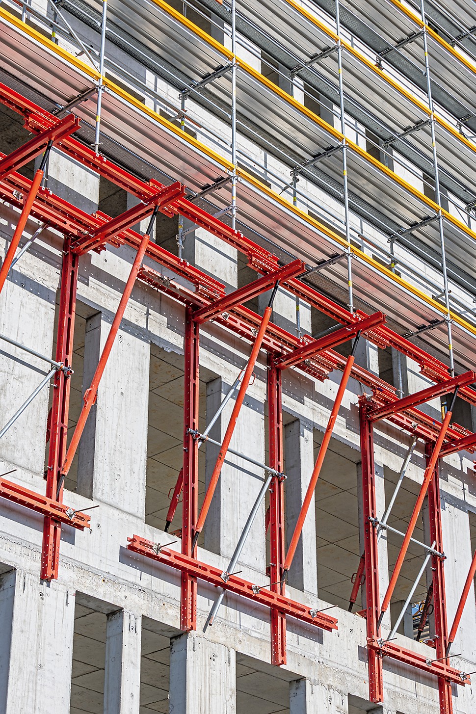 Projektspezifische Systemlösung Eine Konsollage aus VARIOKIT Systembauteilen trägt in etwa 15 m Höhe die darüber angeordneten PERI UP Gerüstlagen.