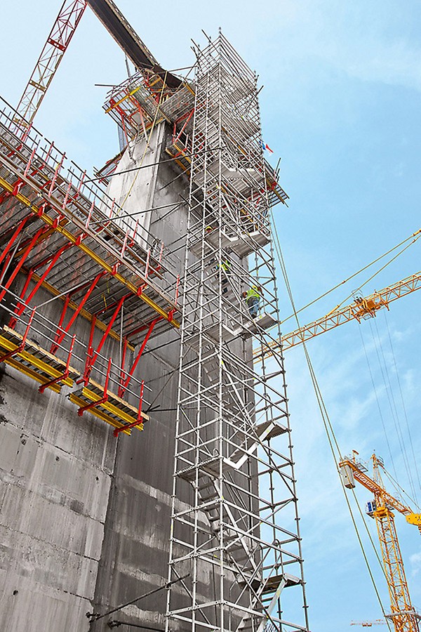 Lock facilities, Panama Canal, Panama - The PERI systems used have been optimally adapted to suit site requirements and also include the integration of safe access means such as the PERI UP scaffold staircase.
