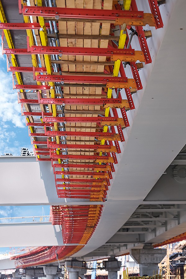 Консоль из системных элементов VARIOKIT в процессе бетонирования проезжей части моста.