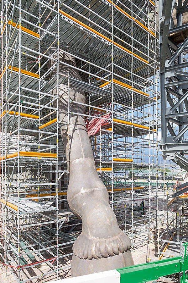 PERI UP was flexibly adapted to suit the organic shape of the bronze sculpture in 25 cm increments and thus provided optimum conditions for all necessary operational steps: adjustment, welding, processing, chasing and patinating.