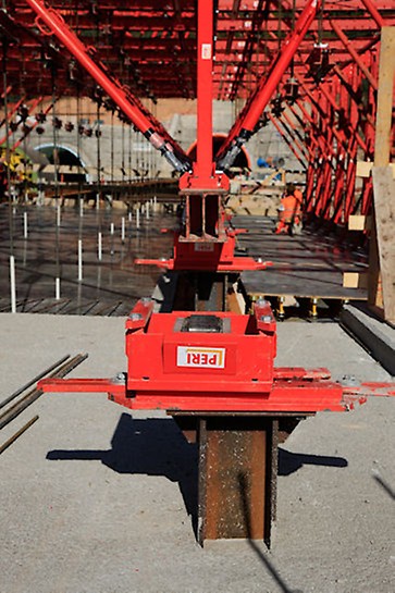 Il rullo orientabile è montato su appositi pilastrini provvisori in carpenteria metallica. Questo sistema consente la movimentazione della cassaforma in modo semplice e rapido<br/>