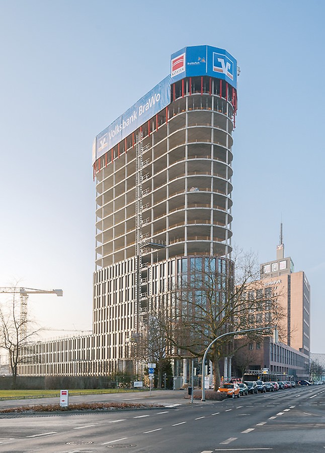Nach nur 10 Monaten Rohbauzeit konnten das 70 m hohe, markante Hochhaus und der 120 m lange Sockelbau fertiggestellt werden. Eine starke Leistung aller Projektbeteiligten und das Ergebnis einer guten und intensiven Zusammenarbeit.