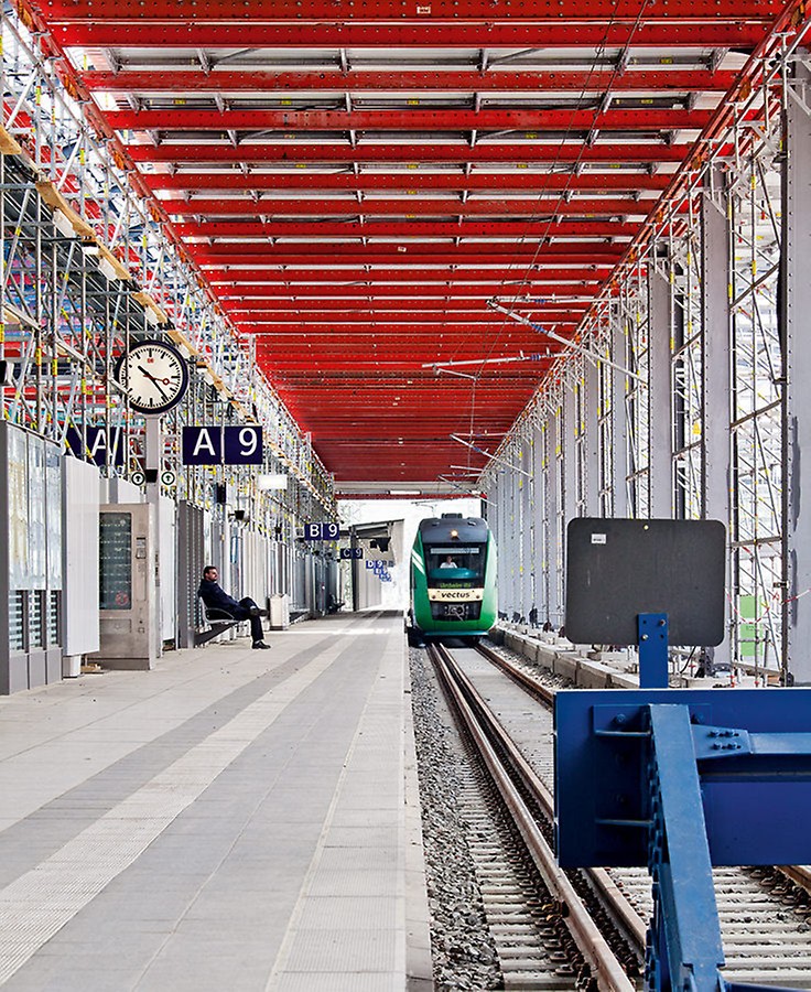Dank der PERI Schutzdachkonstruktion verläuft der Bahnbetrieb im Wiesbadener Hauptbahnhof sicher und weitestgehend ungestört. 