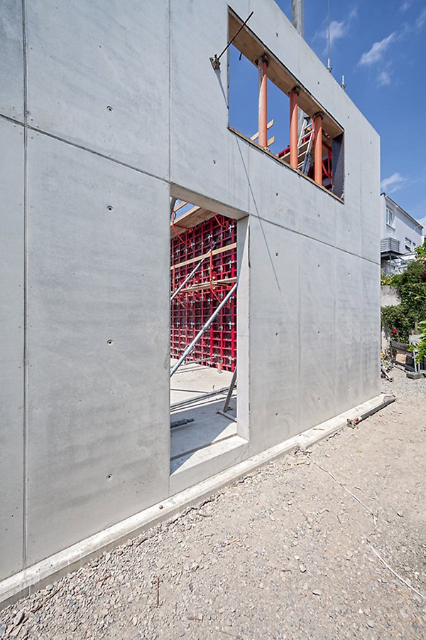 Die Außenseiten der tragenden Stahlbetonwände bleiben sichtbar. Mit MAXIMO kann ein gleichmäßiges Fugen- und Ankerraster erzielt werden.