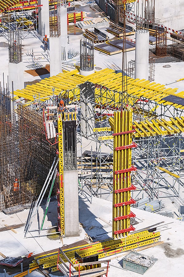 Несущие колонны круглого и прямоугольного сечения возводились со стальной опалубкой SRS и системой VARIO GT 24. Эти системы гарантируют поверхность бетона безупречного качества класса А3.