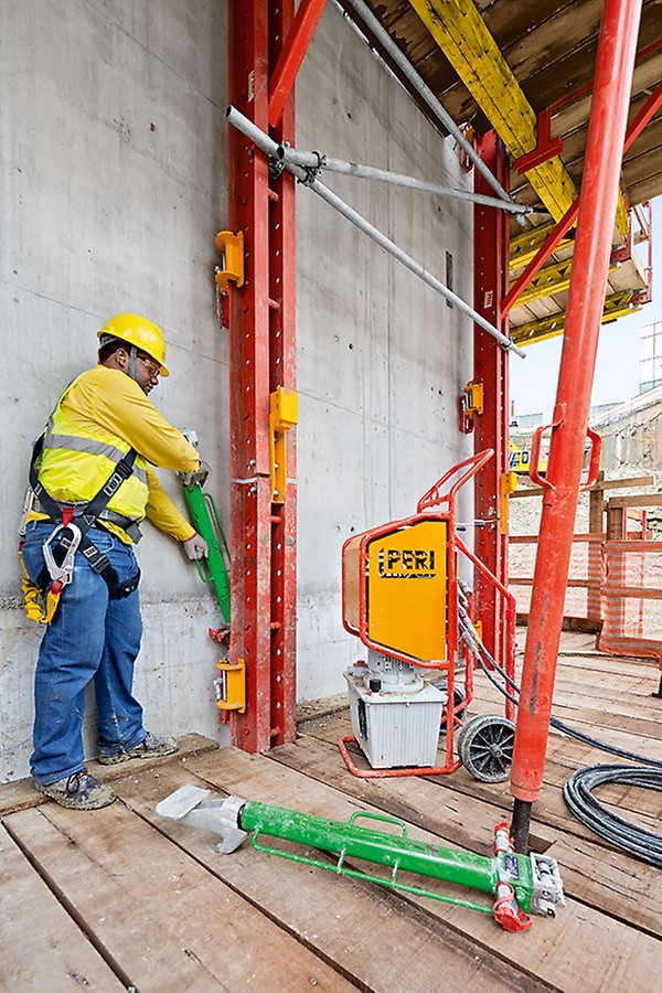 Both system variants – formwork scaffolding and climbing protection panel – can also be climbed by means of mobile hydraulic units, and thus crane-independent.<br/>