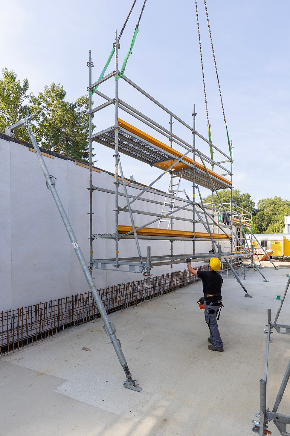Die kranversetzbaren PERI UP Bewehrungsgerüste wurden auch zur Reinigung und Vorbehandlung der MAXIMO Umsetzeinheiten verwendet.