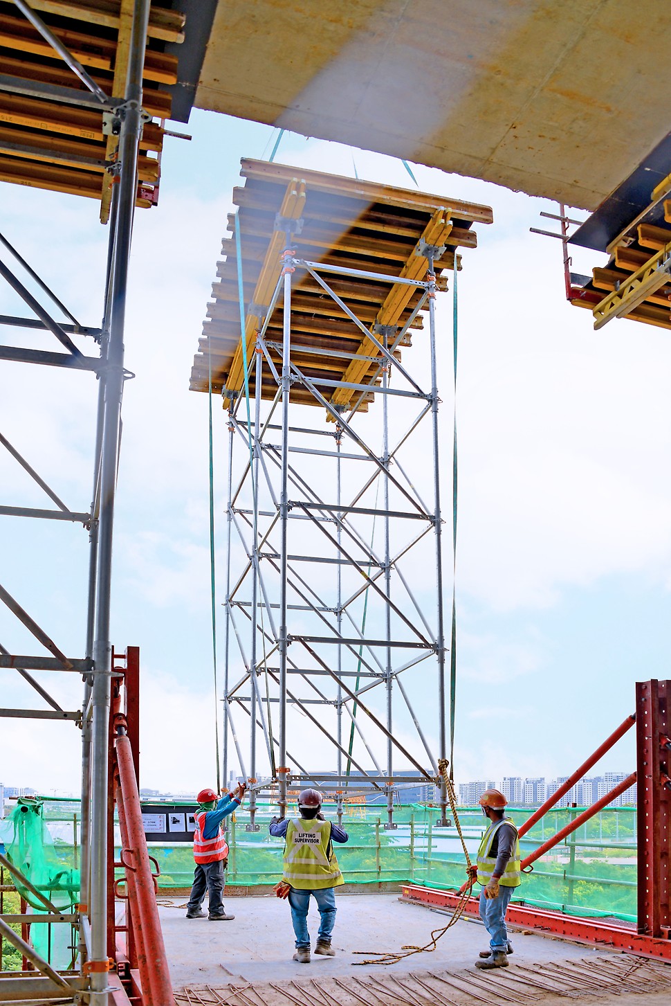 PERI UP MD (PS 100) tableforms are being lifted