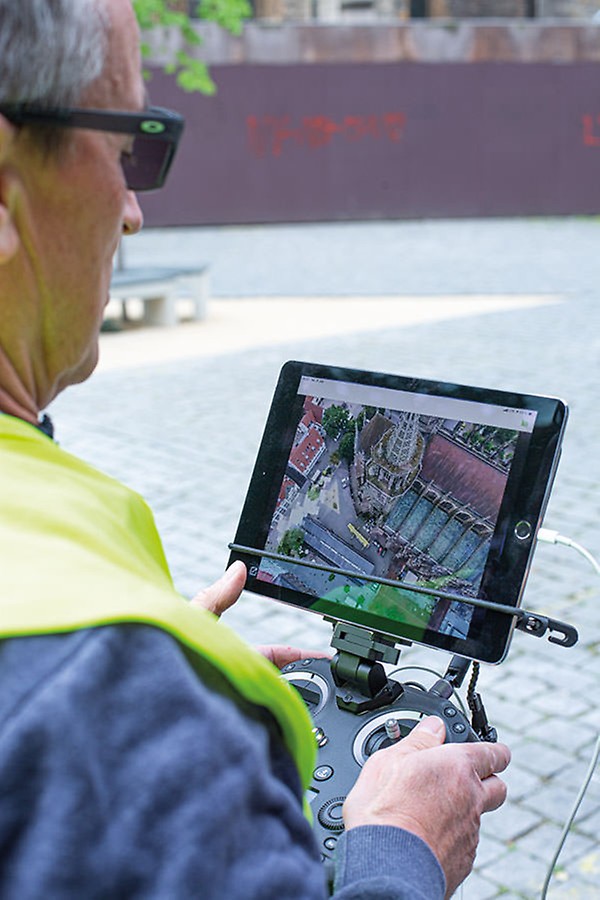 Dron tvrtke Moselcopter GmbH omogućuje izmjenjivanje slika iz različitih perspektiva – a time i obuhvaćanje kompleksnih struktura crkve.